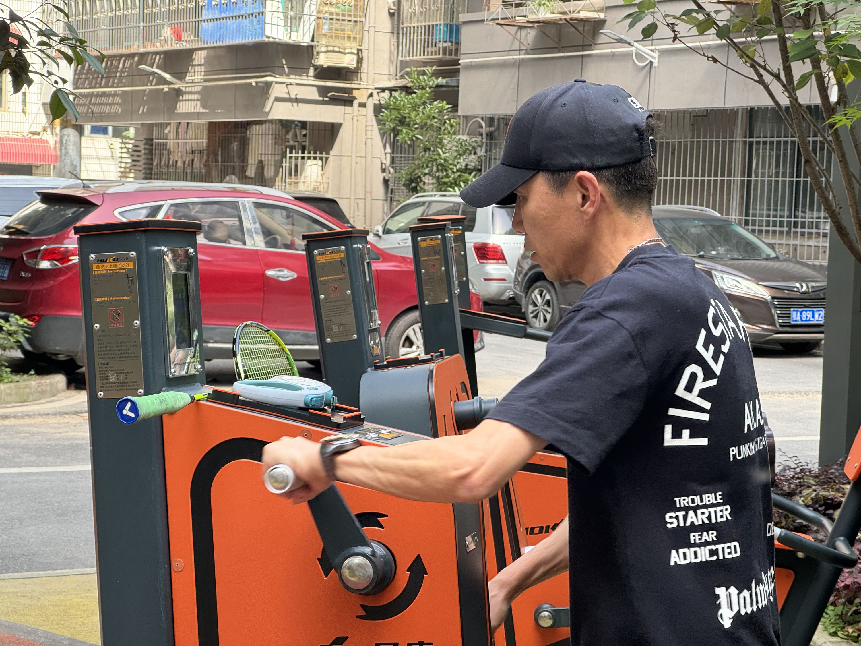 自发电健身器材能给手机充电武汉多个社区解锁绿色低碳生活(图1)