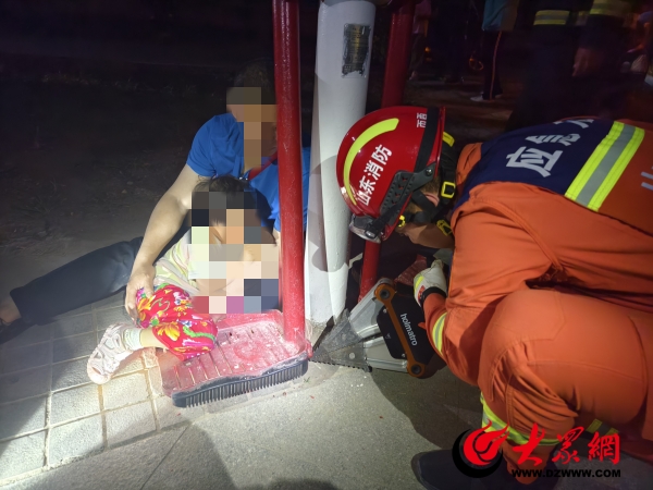 山东滨州:女孩脚卡健身器材 消防部门紧急救援(图1) 山东滨州:女孩脚卡健身器材 消防部门紧急救援(图1)
