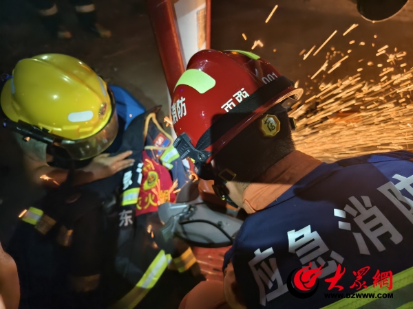 山东滨州:女孩脚卡健身器材 消防部门紧急救援(图2) 山东滨州:女孩脚卡健身器材 消防部门紧急救援(图2)