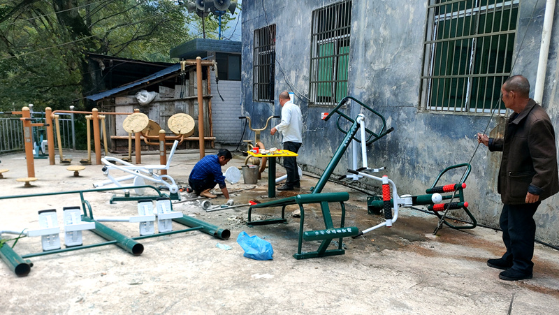 九游体育新田：安装健身器材让山区留守老人的心不在孤独(图1)