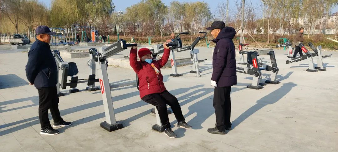 健身器材进公园 群众健身享自九游体育由(图1)