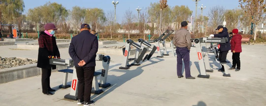 健身器材进公园 群众健身享自九游体育由(图2)